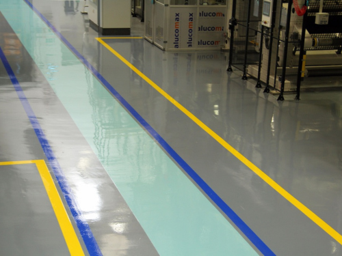 Fotografia di dettaglio di un pavimento all'interno di un reparto produttivo dell'industria flexible packaging