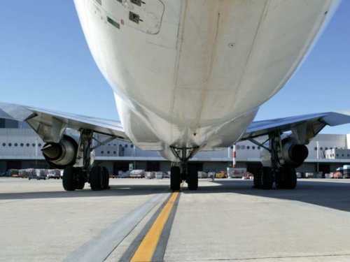 Fotografia di un pavimento industriale per il settore aeronautico: dettaglio di una pista aeroportuale